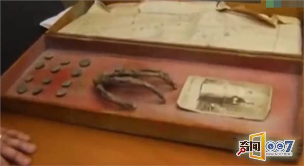 男子在祖父家发现神秘盒子,打开后被里面的东西吓坏了!_图4 男子发现神秘盒子,打开被里面东西吓坏